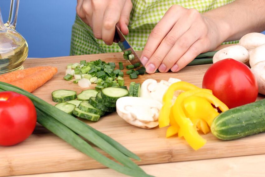 डुकन आहार के क्रूज़ चरण के लिए सब्जी सलाद तैयार करना