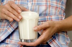 केफिर खाने से एक लड़की का वजन कम होता है